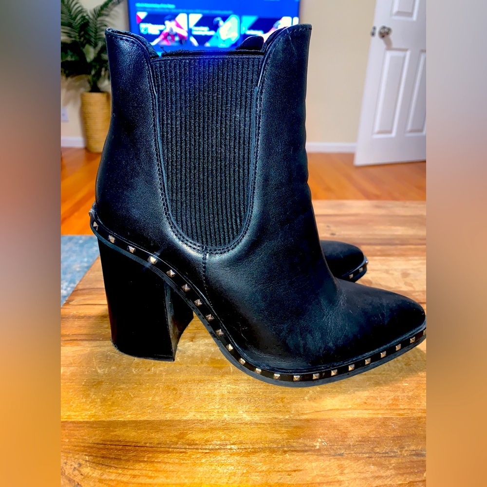 Gently worn Charles David ankle boots with junky heels, very stylish, size 7.